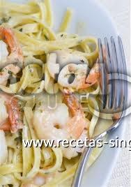 Espaguetis chatos de arroz con bogavantes y verduras sin gluten