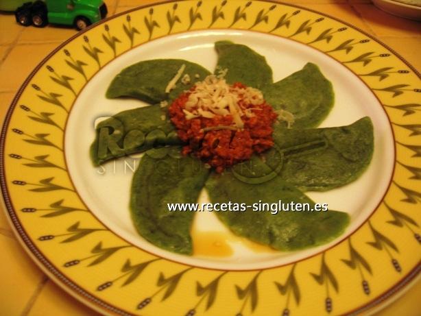 Rollos de pasta rellenos de queso madurado, achicoria roja y nueces sin gluten