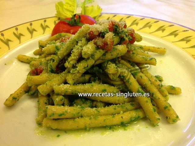 Pequeños Cilindros De Garbanzos Con Hojas De Apio Y Concassé De Tomates